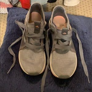 Super comfy and flattering adidas athletic shoe!❤️